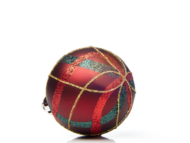 白色背景下的红色圣诞球图片下载