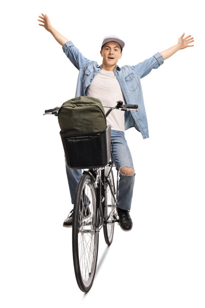 一个随意的年轻人举着手骑着自行车图片下载