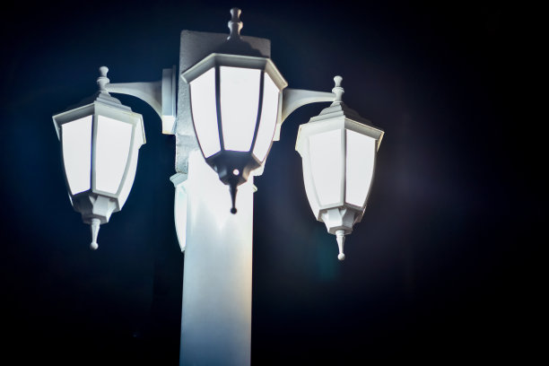 黑夜里有发光灯的柱子。墨西哥,图片下载