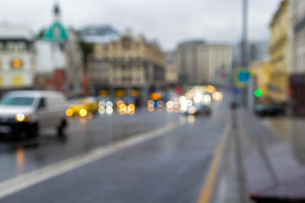 模糊照片的城市景观黄昏背景，图像模糊的街道散景与彩色灯光在夜间时间的背景使用。图片下载