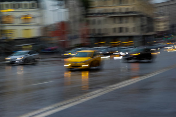 模糊照片的城市景观黄昏背景，图像模糊的街道散景与彩色灯光在夜间时间的背景使用。图片下载