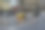 模糊照片的城市景观黄昏背景，图像模糊的街道散景与彩色灯光在夜间时间的背景使用。图片下载