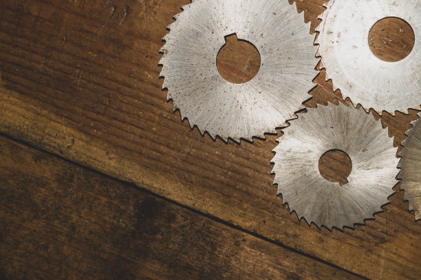 圆锯。木工工具。工业背景。锯木厂和锯木产品的设备图片下载