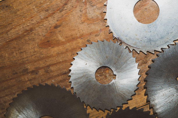 圆锯。木工工具。工业背景。锯木厂和锯木产品的设备图片下载