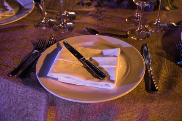 在宴会上用紫色的色调招待餐桌。晚上的照片。图片下载