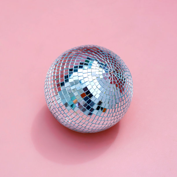 粉红色地板上的迪斯科球图片下载