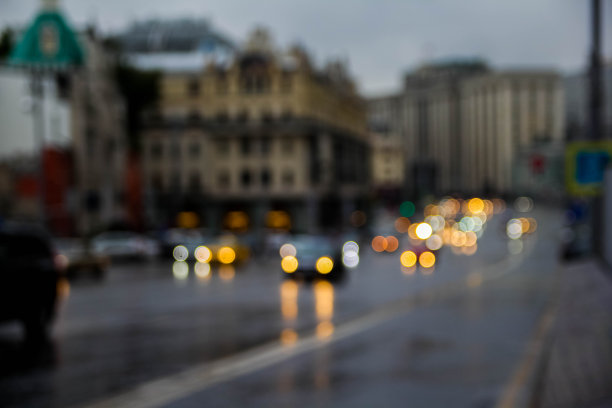模糊照片的城市景观黄昏背景，图像模糊的街道散景与彩色灯光在夜间时间的背景使用。图片下载