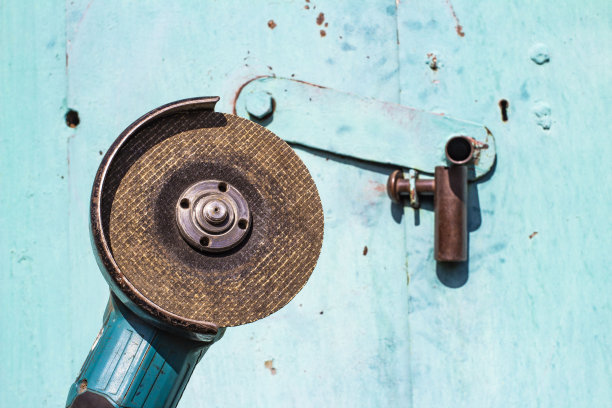 角磨床上模糊的背景挂锁图片下载