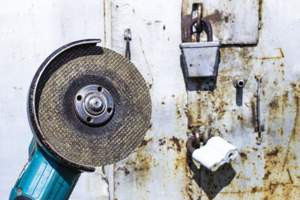 角磨床上模糊的背景挂锁图片下载