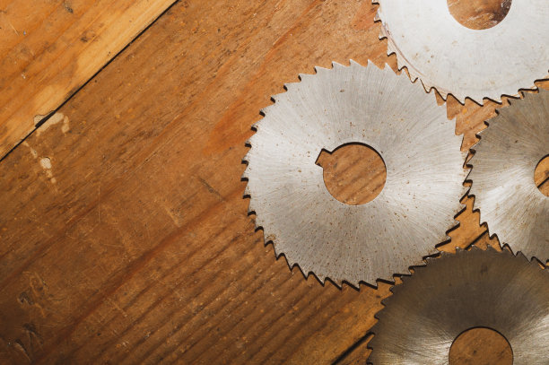 圆锯。木工工具。工业背景。锯木厂和锯木产品的设备图片下载