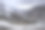 雪山之间蜿蜒的山路的顶视图图片下载