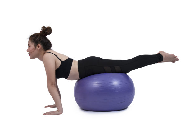 运动女孩运动与大球在白色的背景图片下载