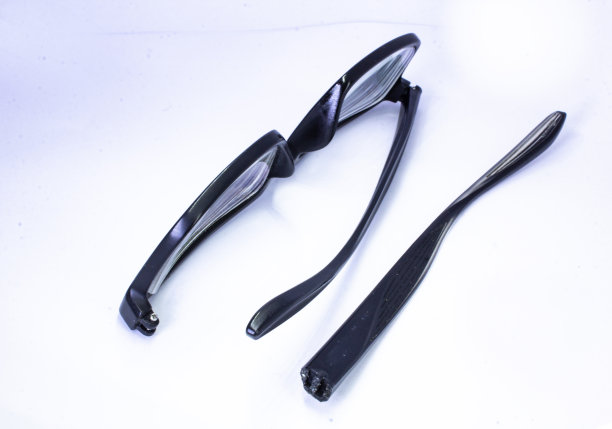 破碎的眼镜或眼镜或白色背景的阅读镜框图片下载