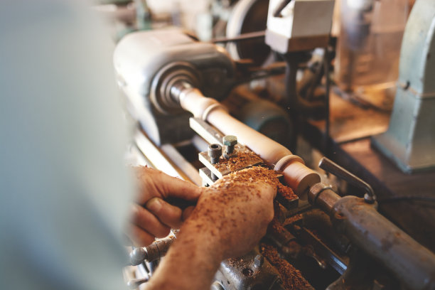 一位在木匠作坊工作的老人图片下载