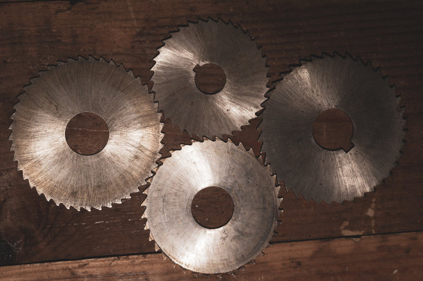 圆锯。木工工具。工业背景。锯木厂和锯木产品的设备图片下载