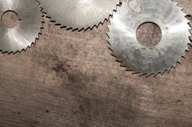 圆锯。木工工具。工业背景。锯木厂和锯木产品的设备图片下载