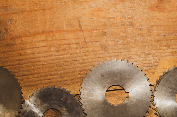 圆锯。木工工具。工业背景。锯木厂和锯木产品的设备图片下载