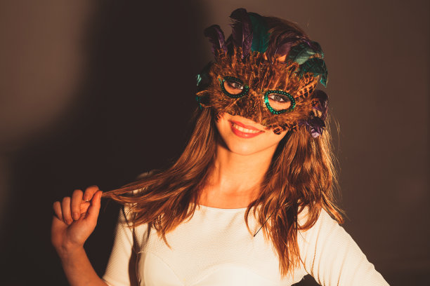 女人戴着面具图片下载