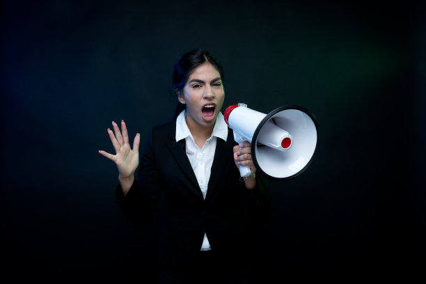 美丽的拉丁女商人拿着扩音器图片下载