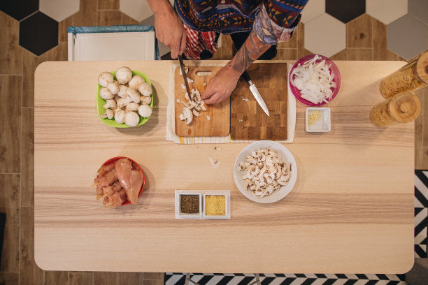 现代人在家准备意大利面图片下载