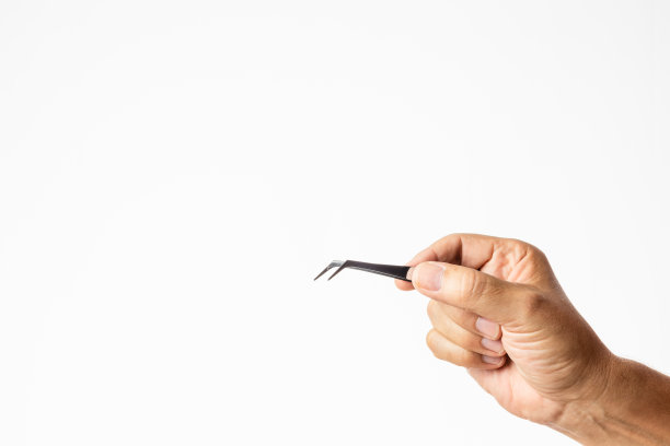 人的手和尖嘴钳图片下载