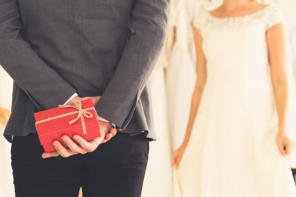 幸福的新娘和新郎在婚礼上准备结婚。图片下载