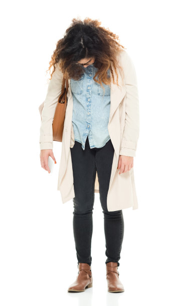 全长/正面视图/向下看30-39岁的成年人美丽的卷发/长头发波多黎各种族/拉丁美洲和西班牙裔的女性/年轻女性站在白人背景/冷静的态度谁在写作图片下载