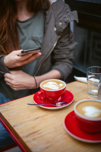 美丽的年轻女孩在咖啡馆休息图片下载