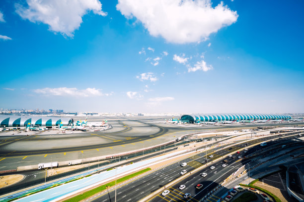 阳光明媚的迪拜国际机场和地铁图片下载