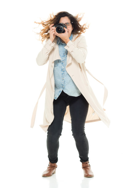 全长/正面视图/看相机的30-39岁的成年人美丽的卷发/长头发波多黎各种族/拉丁美洲和西班牙裔的女性/年轻女性摄影师/摄影/游客站/冷静的态度图片下载