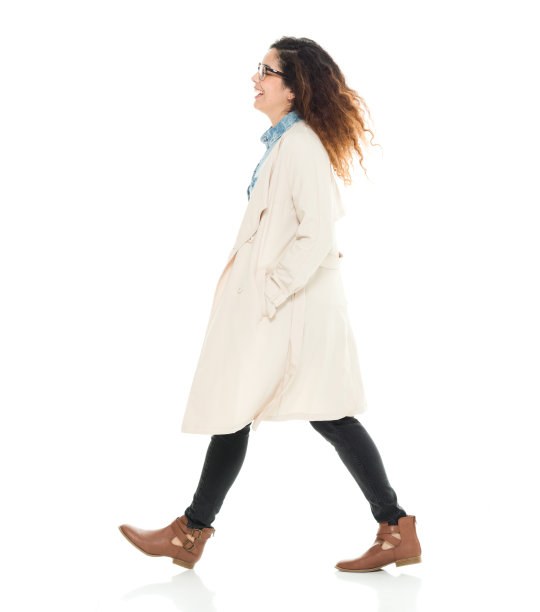 全长/侧视图/ 30-39岁的成年人美丽的卷发/长头发波多黎各种族/拉丁美洲和西班牙裔的女性/年轻女性走在白人背景/凉爽的态度图片下载