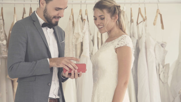 幸福的新娘和新郎在婚礼上准备结婚。图片下载