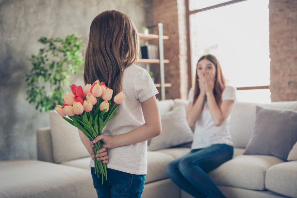 印象深刻的学生坐在沙发沙发和背后捧花的小人儿站在房子室内的背影照片图片下载
