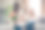 印象深刻的学生坐在沙发沙发和背后捧花的小人儿站在房子室内的背影照片图片下载