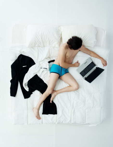 全长/只有一个男人/直接俯瞰20-29岁英俊的人/长发白人男性脱衣舞娘躺下/放松/休息/睡觉/在卧室的白色背景前醒来/凉爽的态度图片下载