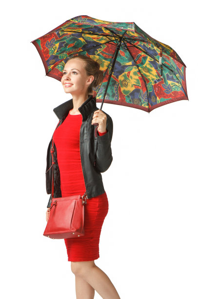 一个拿着伞的女孩的肖像-侧面的观点，孤立在一个白色的背景。一个女人在秋天的雨天带着伞。可爱的白人年轻女孩微笑和看别处-侧面。图片下载