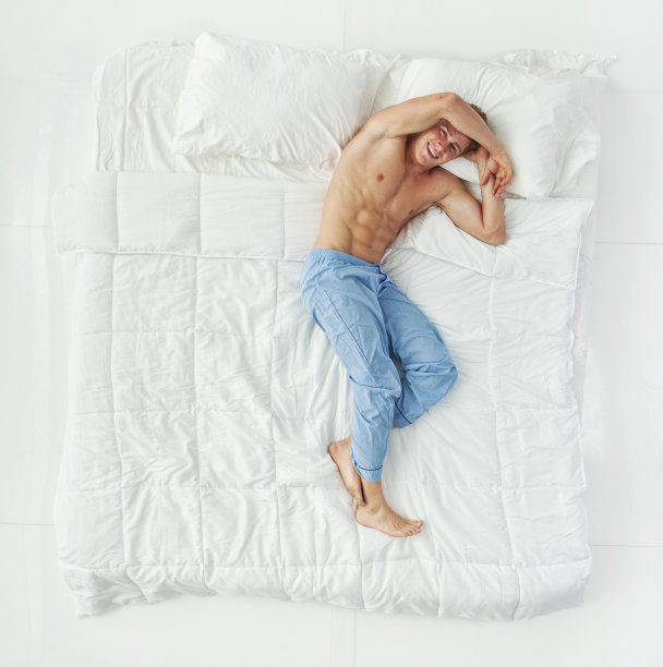 全身/一人/正上方/侧视图/侧面视图20-29岁成年英俊的人棕色头发/短发高加索男性/年轻男子躺着/躺着/打盹/放松/休息/睡觉/醒来图片下载