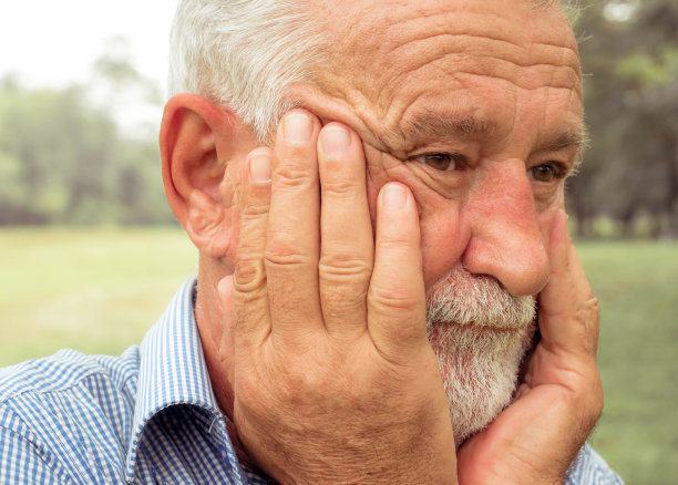 祖父双手捂着脸，重重地叹了口气。近景侧视图慢动作，情绪和感受图片下载