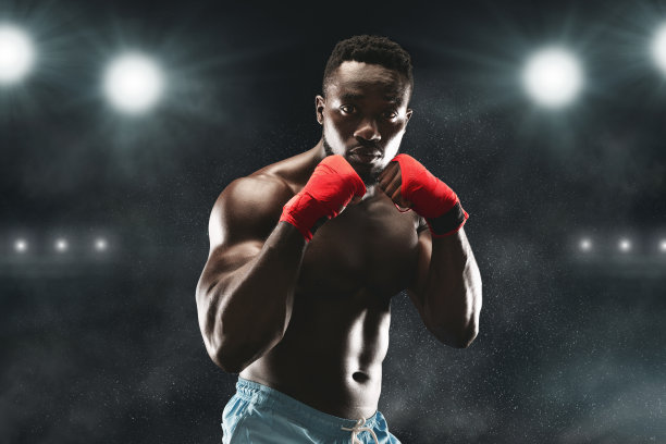 自信的黑人战士站在姿势和准备战斗图片下载