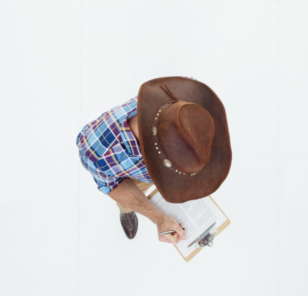 一人独身/全身/正上方观看30-39岁的成年英俊的人高加索青年男子/男牛仔站在白色背景下戴着牛仔帽/帽子图片下载