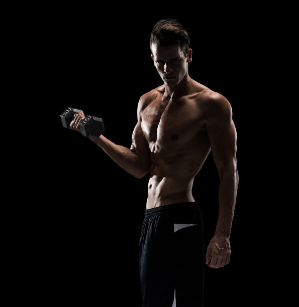 英俊的赤膊男子用哑铃图片下载