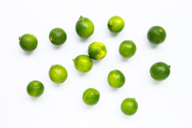 白色背景上分离的新鲜酸橙。图片下载