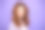 简介照片漂亮的女士与惊人的波浪发型和完美的白牙齿穿格子休闲衬衫孤立的紫色背景图片下载