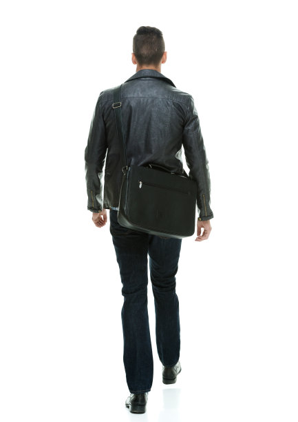 全长/一人/后视图/ 30-39岁的成年英俊的人白人男性/年轻男子走在前面的白人背景谁是微笑/快乐/愉快/凉爽的态度与手肩并肩拿着包图片下载