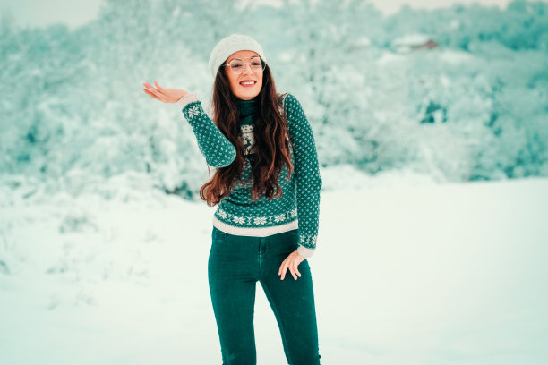 迷人的年轻女子在冬天的户外图片下载