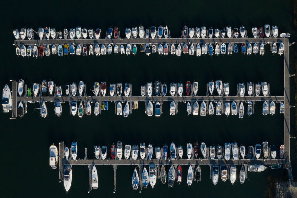 白色游艇停泊在港口，无人机鸟瞰图图片下载