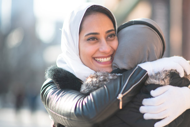 拥抱穆斯林姐妹图片下载