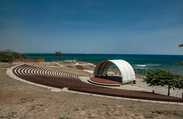 圆形剧场舞台la puntila，古墙和海景，堡垒圣费利佩，普拉塔港，多米尼加共和国图片下载