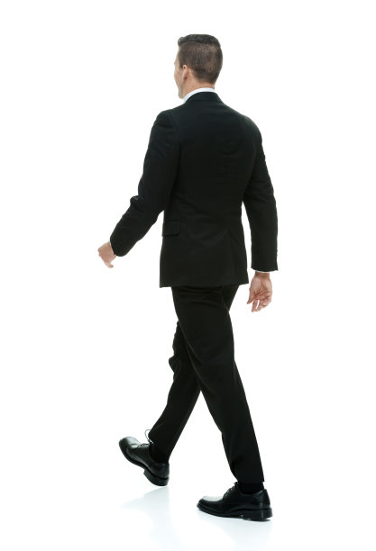 一个男人只/全身/后视镜/背部30-39岁的成年人英俊的人白人男性/年轻男子商人/商人走在白色背景穿着商务服/西装谁是微笑/快乐/愉快图片下载