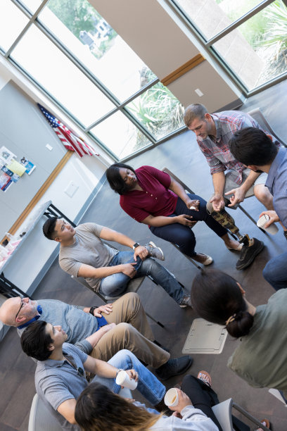 老兵团体治疗会议的高角度视图图片下载